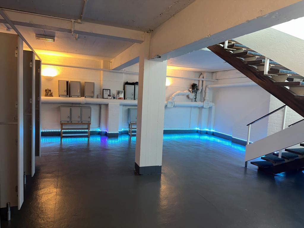 Lot: 99 - COMMERCIAL INVESTMENT - CURRENTLY OCCUPIED AS A PILATES STUDIO - Lower Ground floor Changing rooms